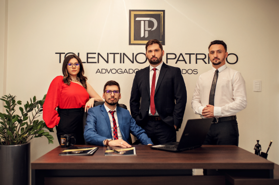 foto da equipe reunida em frente a logo